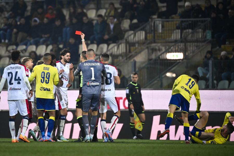 
	L'espulsione di Rog durante Modena-Cagliari

