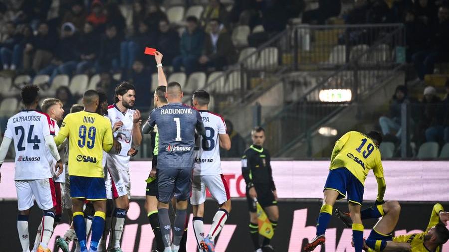 L'espulsione di Rog durante Modena-Cagliari