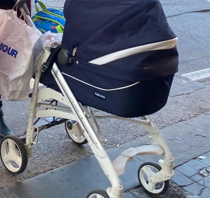 La donna ha nascosto la merce rubata dentro al passeggino della nipotina
