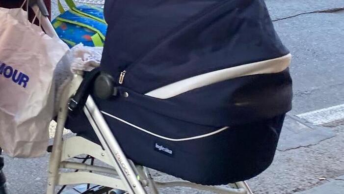 La donna ha nascosto la merce rubata dentro al passeggino della nipotina