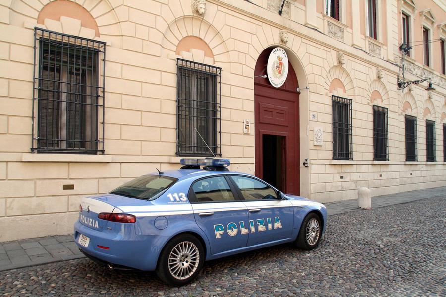 Agente fuori servizio insegue ladri minorenni a Ferrara