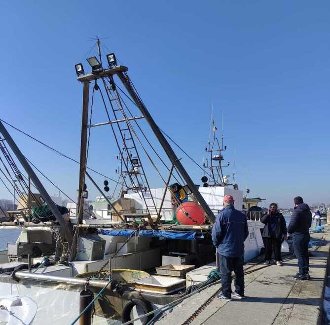 Portogaribaldi. La sabbia ha chiuso l’imbocco del porto: «Non riusciamo più a lavorare»