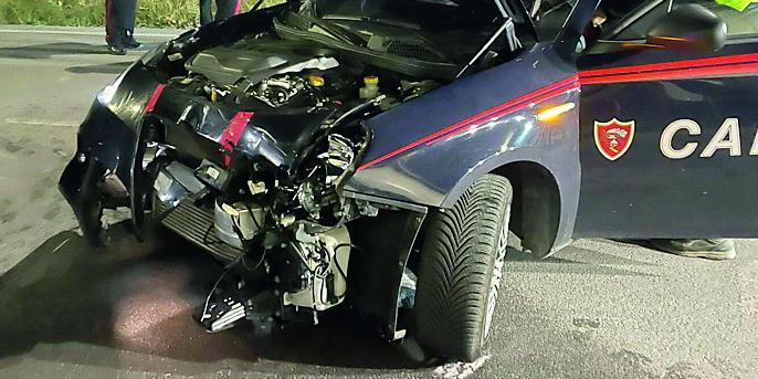 In fuga, sperona i carabinieri