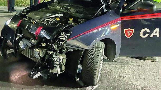 In fuga, sperona i carabinieri