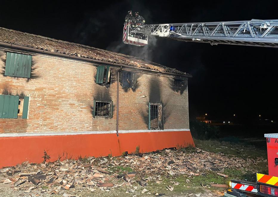 Casa in fiamme a Migliaro, nessun ferito. Ma ritrovata morta una capretta