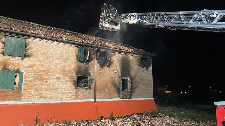 Casa in fiamme a Migliaro, nessun ferito. Ma ritrovata morta una capretta