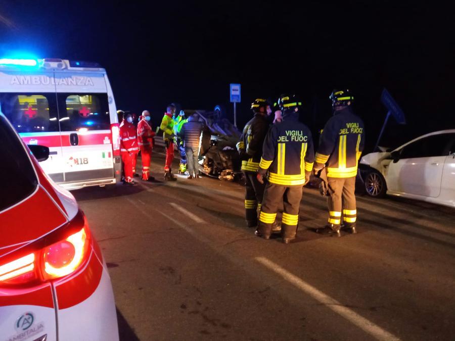 Schianto sulla provinciale, auto si ribalta: tre feriti