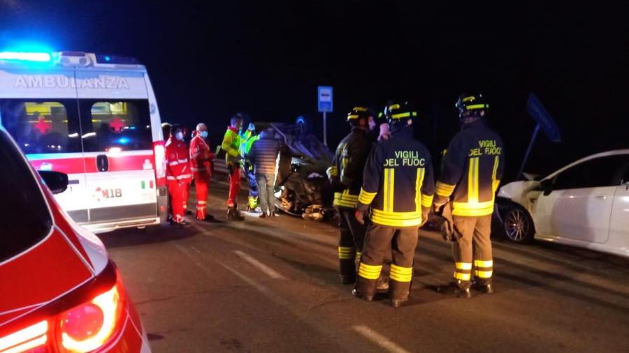 Schianto sulla provinciale, auto si ribalta: tre feriti