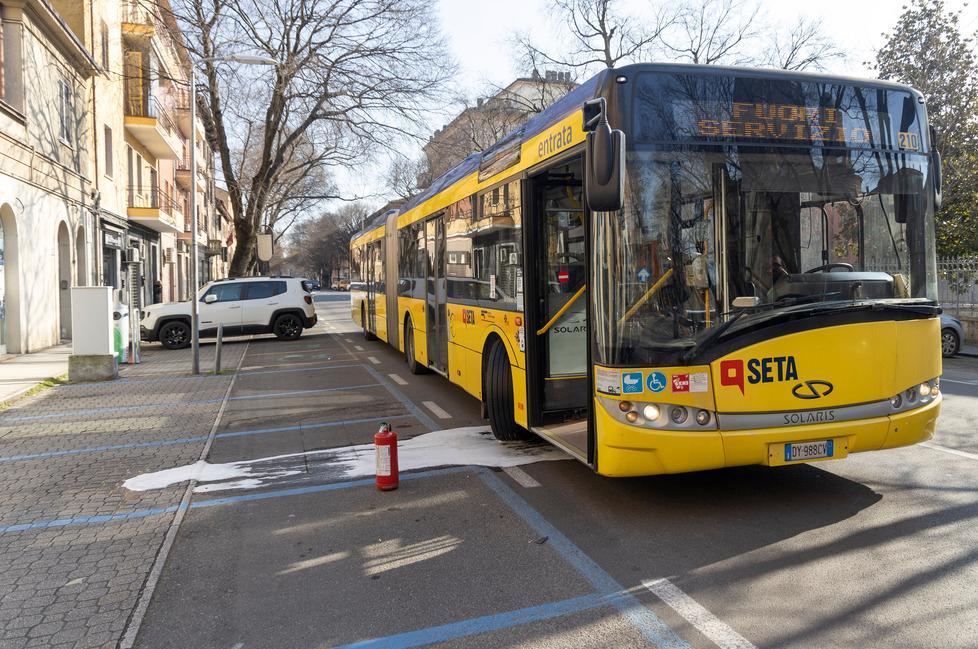 Modena Fuoco su un autobus ieri in via Piave