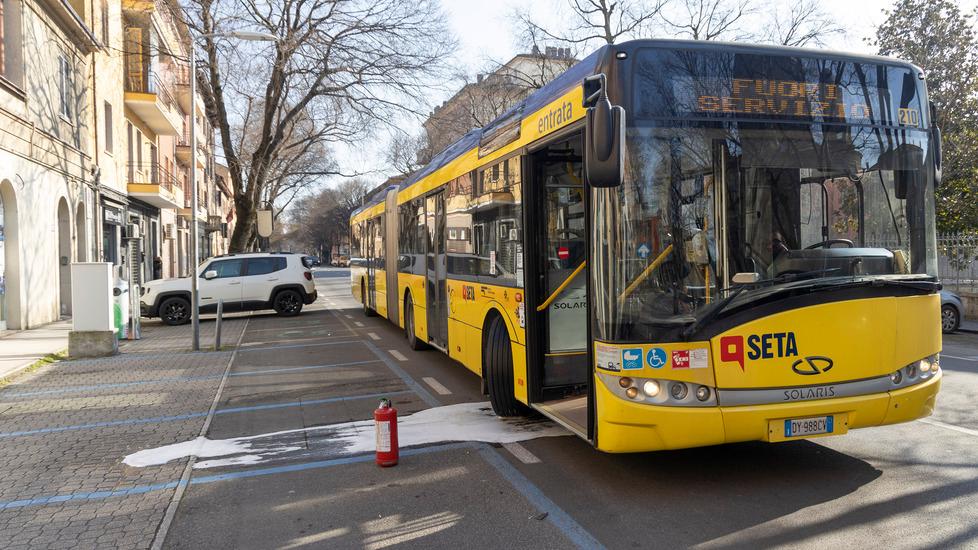 Modena Fuoco su un autobus ieri in via Piave
