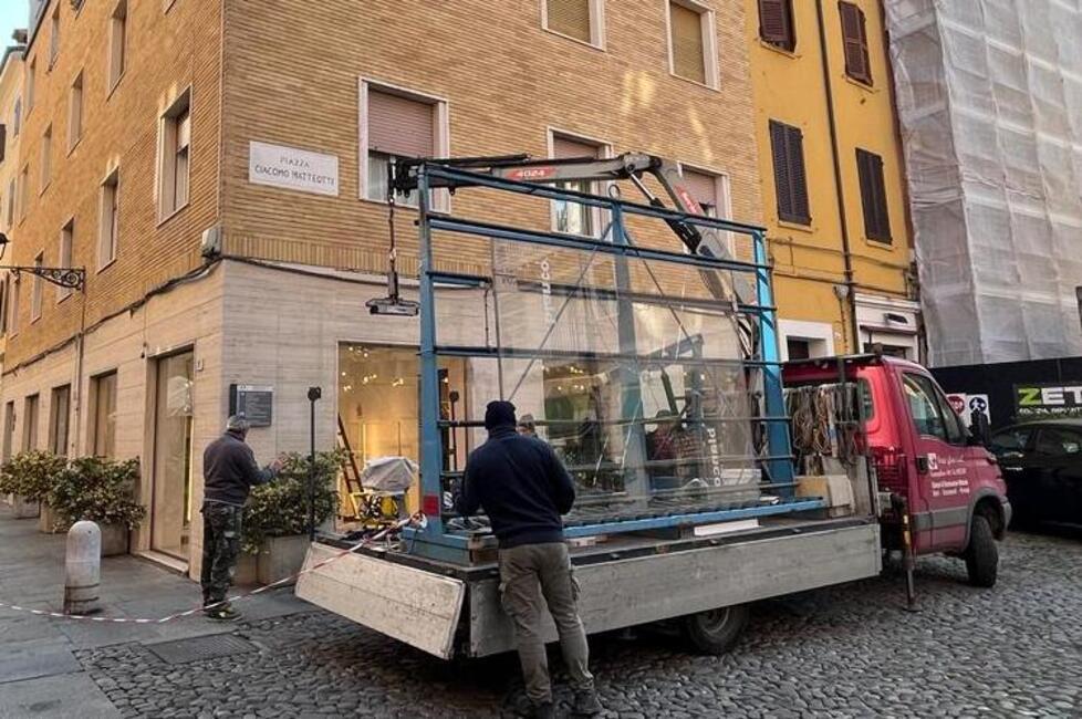 Modena, via Taglio: ubriaco distrugge tre vetrine da Blanco 