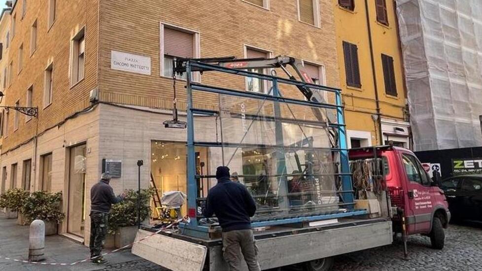 Modena, via Taglio: ubriaco distrugge tre vetrine da Blanco