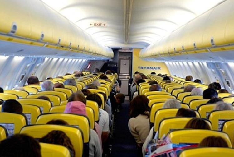 Coppia fatta scendere dall’aereo Pisa-Trapani: arriva anche la condanna a pagare Ryanair