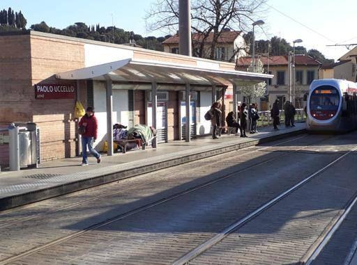 Firenze, rapina alla fermata del tram: donna immobilizzata e derubata
