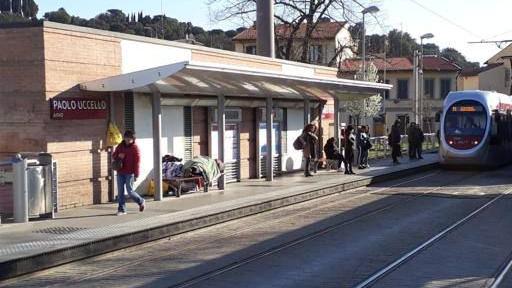 Firenze, rapina alla fermata del tram: donna immobilizzata e derubata