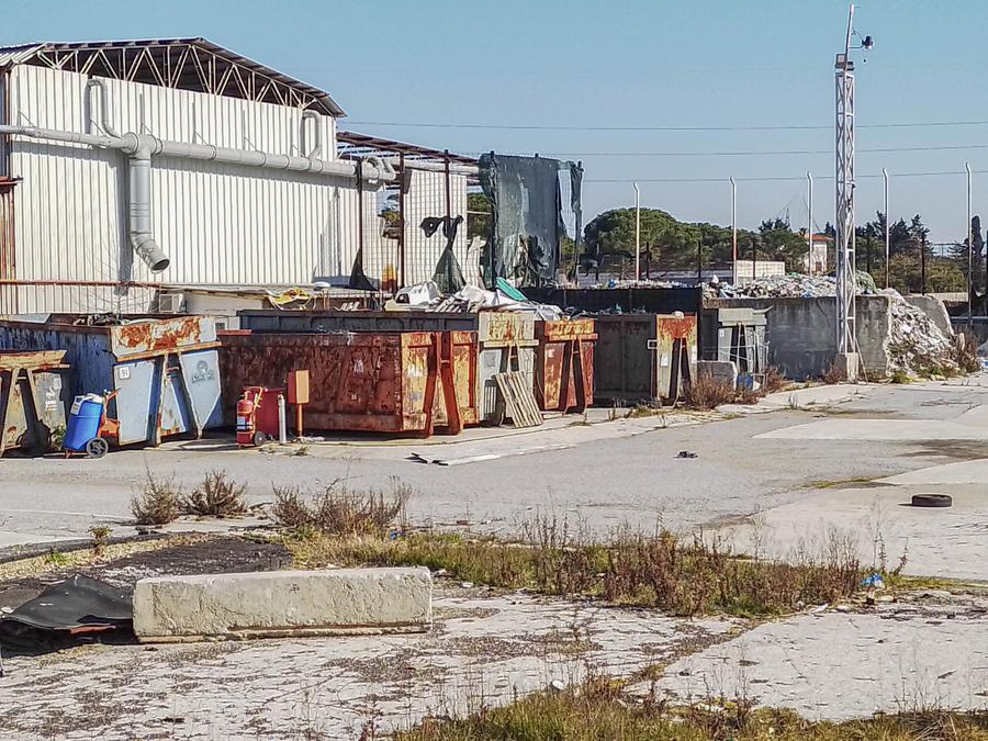 Ex Lonzi, dopo 26 mesi i rifiuti pericolosi sono ancora lì dentro