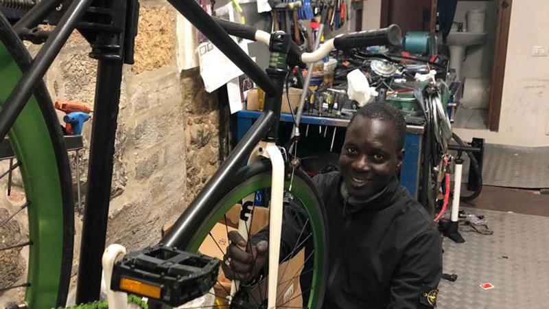 Ibra, ex clandestino con il sogno di costruire un futuro in Senegal ai suoi connazionali