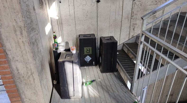 Fucecchio, l’inferno nelle scale sotterranee: caos, bottiglie e rifiuti per salire al borgo alto