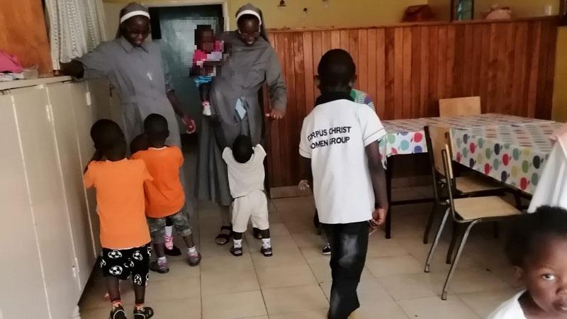 Musicista e volontaria  Emanuela a Nairobi per aiutare i bambini 