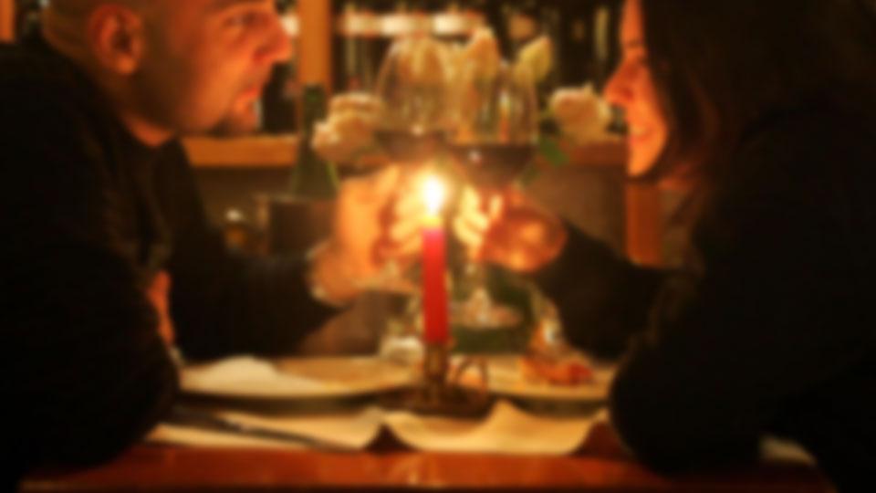 Sguardi languidi e puzzo di candele