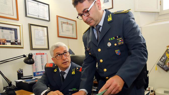 Investimenti finanziari e truffe, il capo della finanza livornese: «Interessi alti in un tempo breve, è una fregatura»