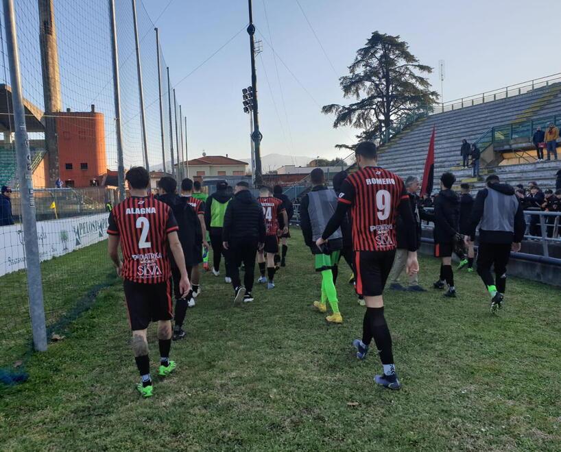 I giocatori rossoneri al termine del match con la Recanatese