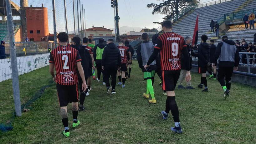 I giocatori rossoneri al termine del match con la Recanatese