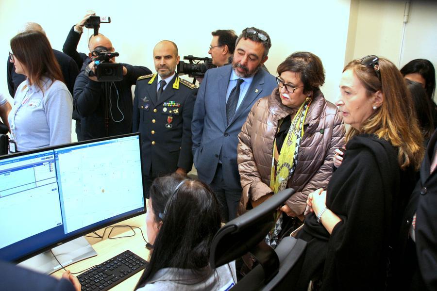 
	La Centrale unica di risposta il giorno dell'inaugurazione con l'assessore Doria e la prefetta di Sassari Dess&igrave; <em>(foto Ivan Nuvoli)</em>

