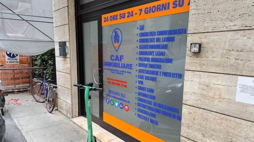 Modena. Protesta in viale Verdi, il Comune: «Il b&b nel finto Caf è abusivo»