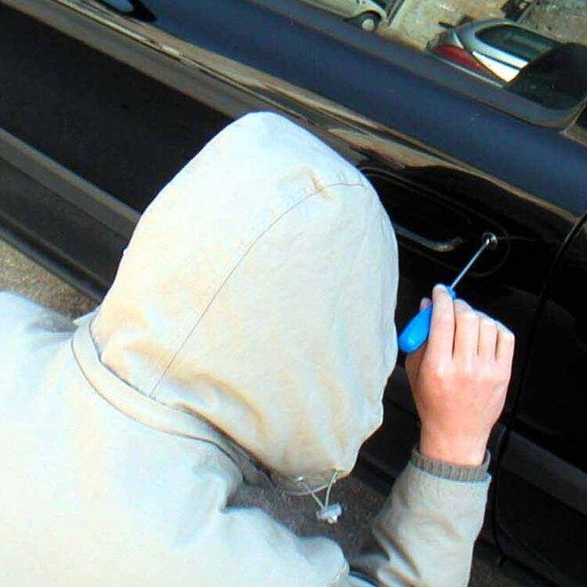 Spaccano il vetro dell’auto per rubare borsa