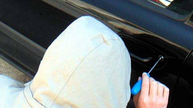 Spaccano il vetro dell’auto per rubare borsa