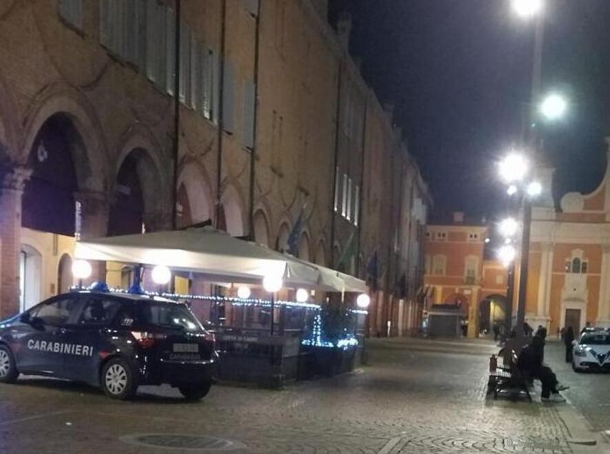 Carpi. Piazza Martiri e i disagi del sabato «Ostaggi di un gruppo di ragazzi» 