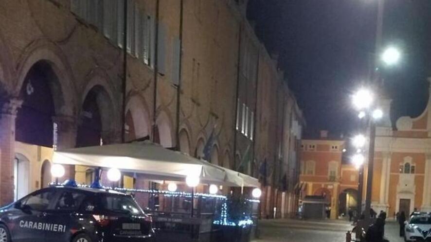 Carpi. Piazza Martiri e i disagi del sabato «Ostaggi di un gruppo di ragazzi»
