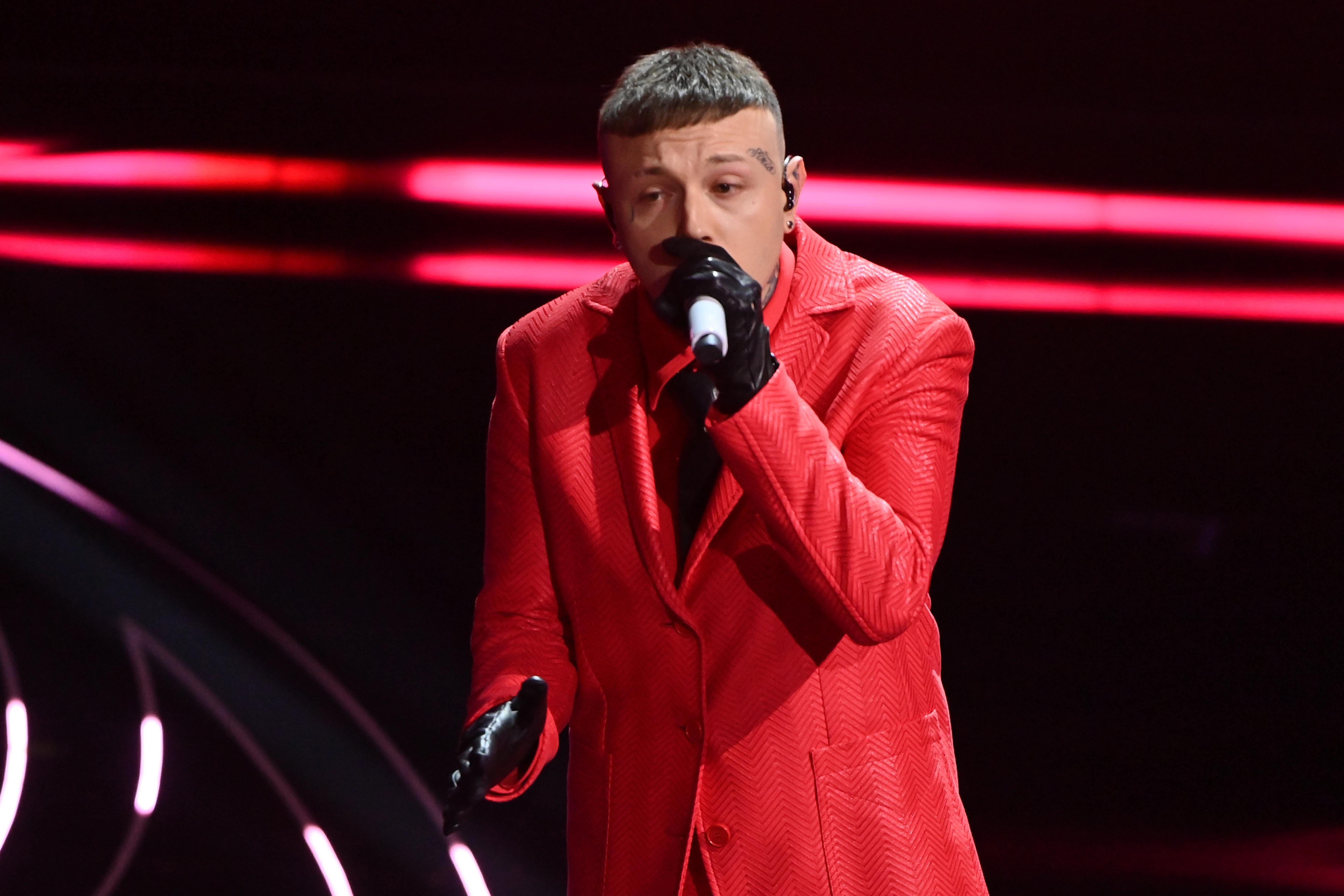 Sanremo 2023 Lazza si prende subito la rivincita È “Cenere” il brano più ascoltato