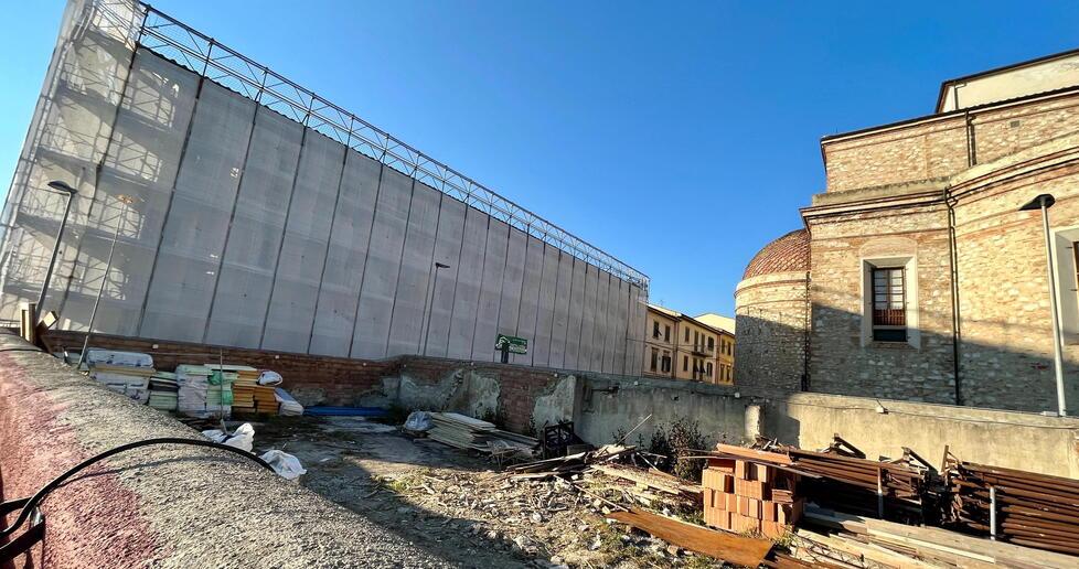 Niente piazza dietro al Duomo di Pontedera: il Comune spende i soldi per riparare le buche