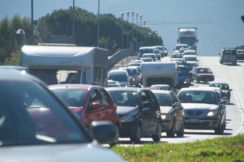 Lucchesi imbottigliati: passano in coda 43 ore in un anno