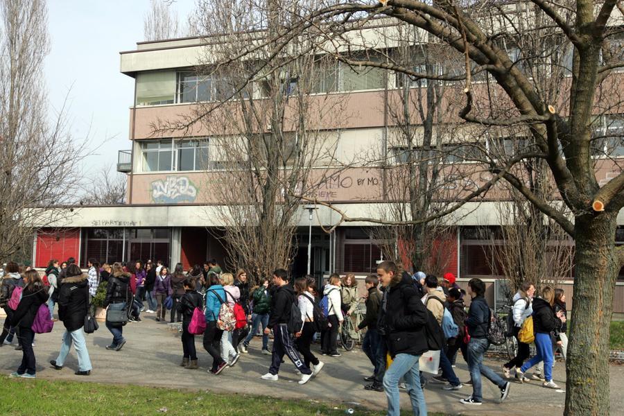 Studenti davanti al polo scolastico di via Makallè