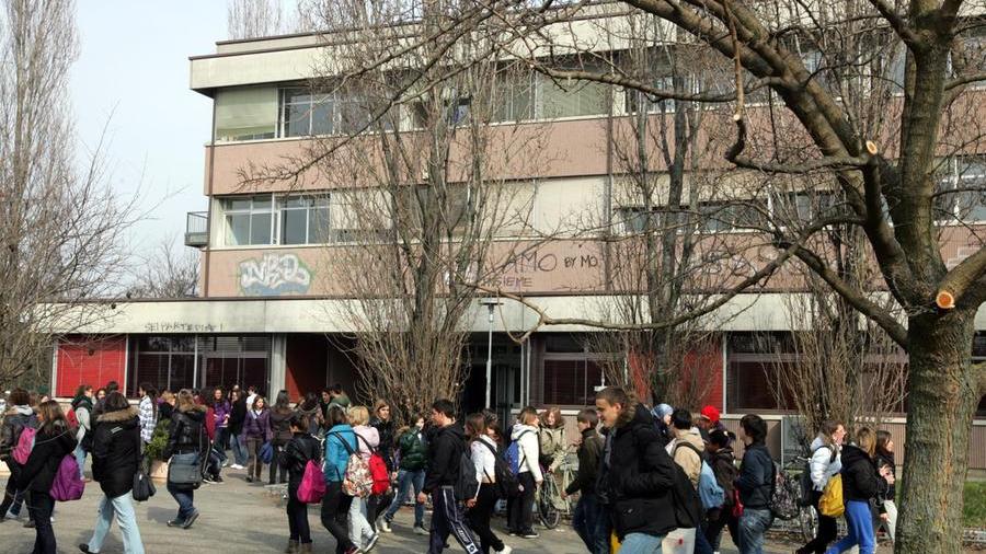 Studenti davanti al polo scolastico di via Makallè