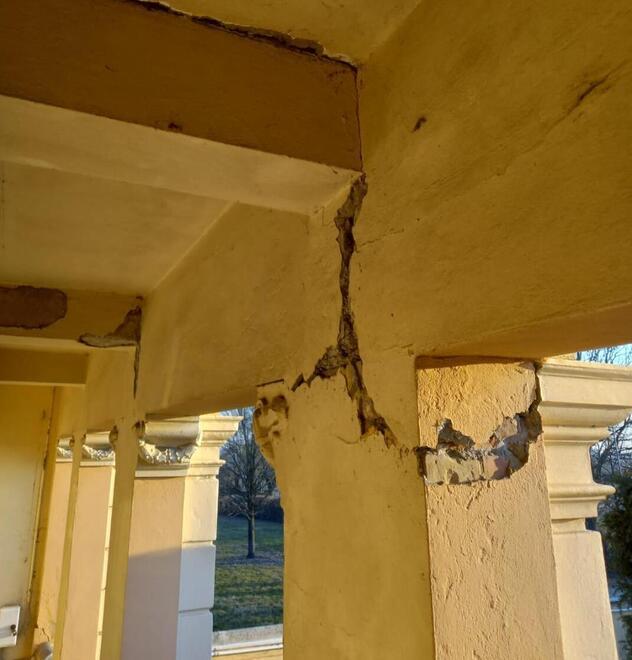 
	Le crepe sulla colonna al cimitero di Codemondo

