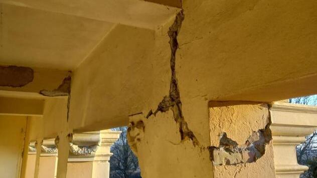 Le crepe sulla colonna al cimitero di Codemondo