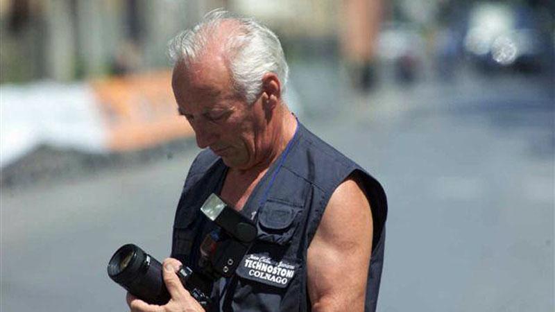 
	Mario "Gastone" stringe tra le mani la sua macchina fotografica&nbsp;

