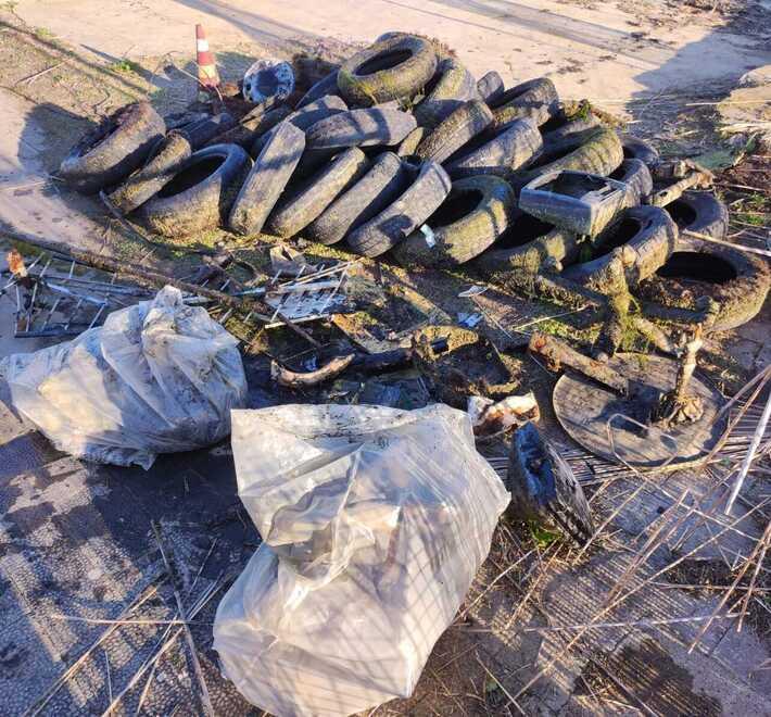 Decine di ruote, un aspirapolvere e un flauto: la laguna di Orbetello è una discarica
