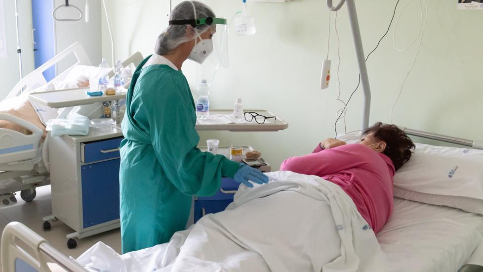 Ferrara, negli ospedali senza green pass. Ma tampone in caso di sintomi