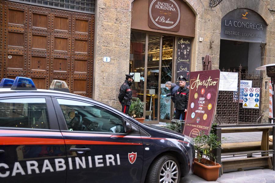 Sfondano con un mattone la vetrina dell’enoteca, bottino da 2mila euro