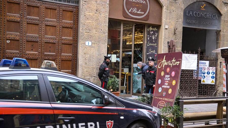 Sfondano con un mattone la vetrina dell’enoteca, bottino da 2mila euro