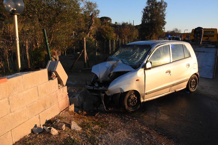 Tragedia a Castiglione della Pescaia: auto finisce contro un muro, 67enne muore sul colpo