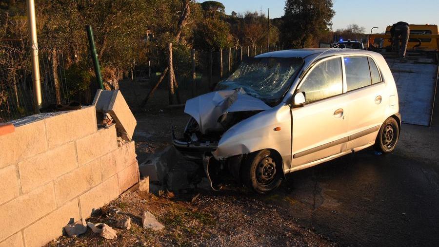 Tragedia a Castiglione della Pescaia: auto finisce contro un muro, 67enne muore sul colpo