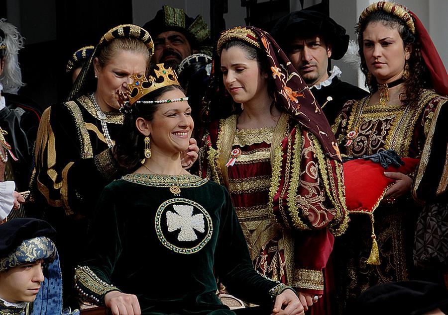 
	La vestizione di Eleonora&nbsp;d'Arborea sulla scalinata del municipio (archivio)

