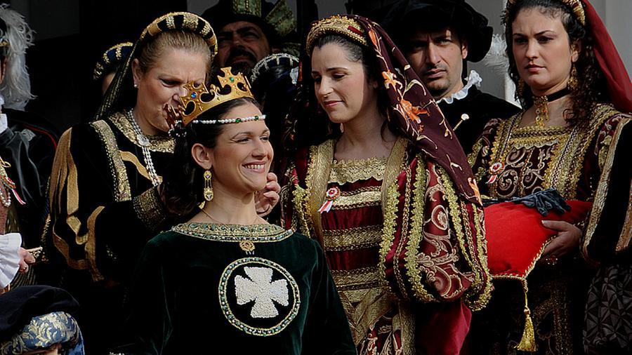 La vestizione di Eleonora d'Arborea sulla scalinata del municipio (archivio)