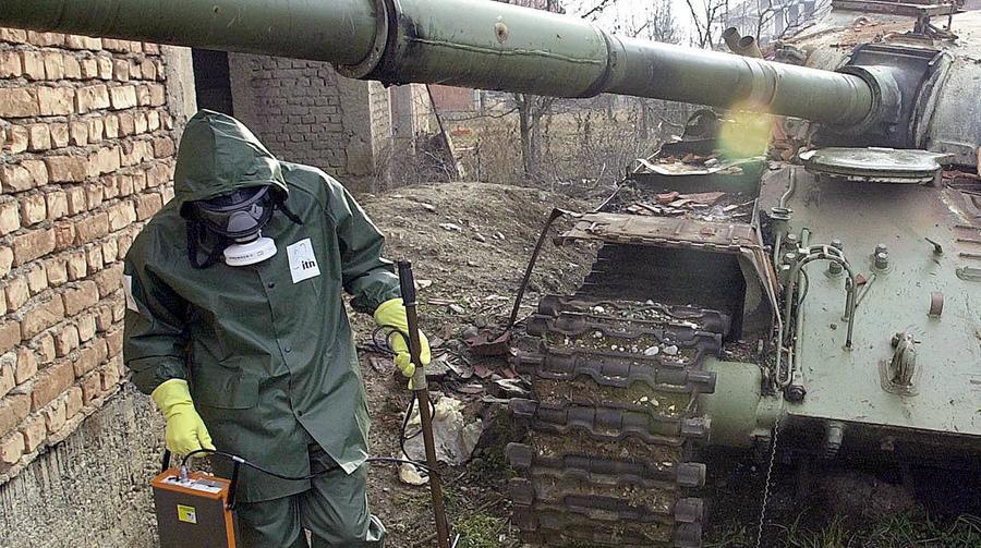 
	Un militare mentre rileva tracce di uranio impoverito (foto d'archivio)

